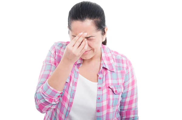 Mujer con dolor de cabeza y sensación de malestar —  Fotos de Stock