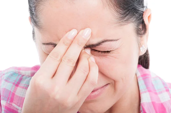 Närbild av kvinna lider av huvudvärk — Stockfoto