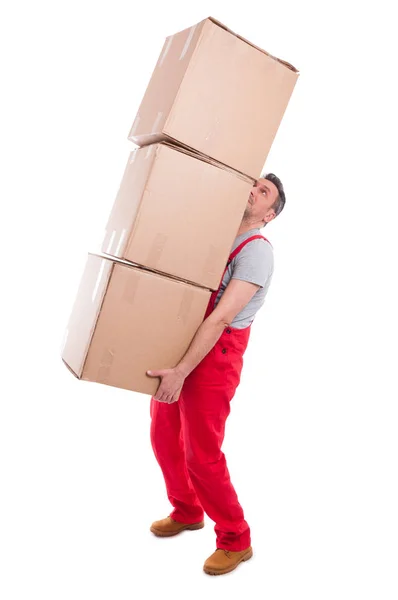 Чоловік піднімає купу важких картонних коробок — стокове фото
