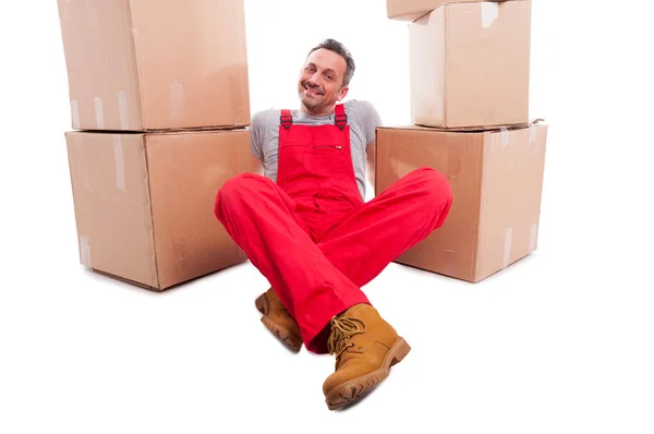 Рухомий чоловік сидить розслабленим в оточенні коробок — стокове фото