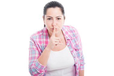 Dudaklarında parmak ile genç kız 