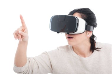 Erkek VR kulaklık kullanarak deneyim elde