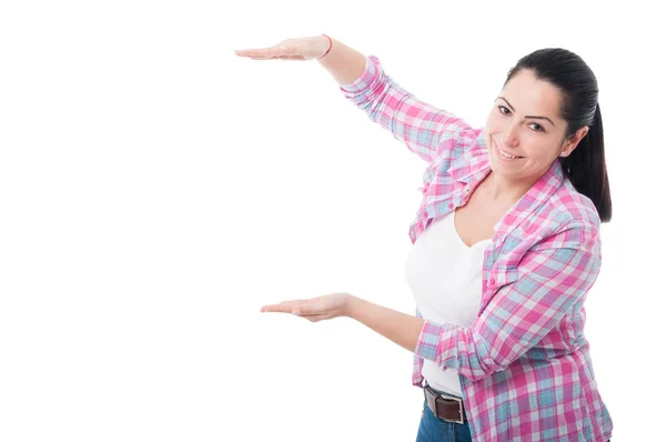 Mujer alegre mostrando algo grande entre manos — Foto de Stock