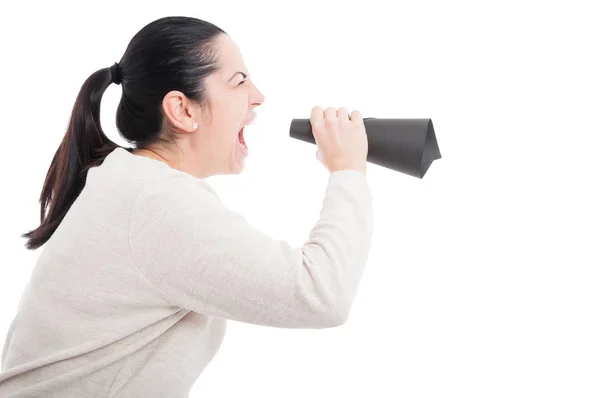 Ung flicka skriker i en papper-högtalare — Stockfoto