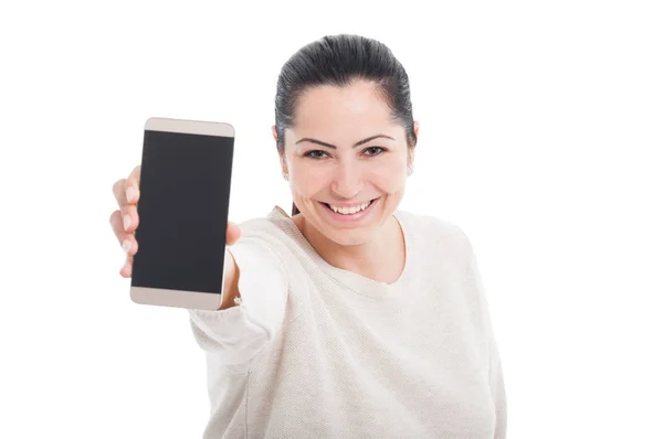 Ritratto di donna sorridente che mostra lo schermo dello smartphone vuoto — Foto Stock