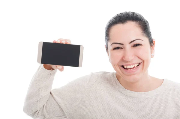 Retrato de mujer sosteniendo teléfono celular con pantalla vacía —  Fotos de Stock