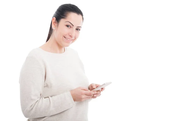 Mooie jonge vrouw texting op haar mobiel — Stockfoto