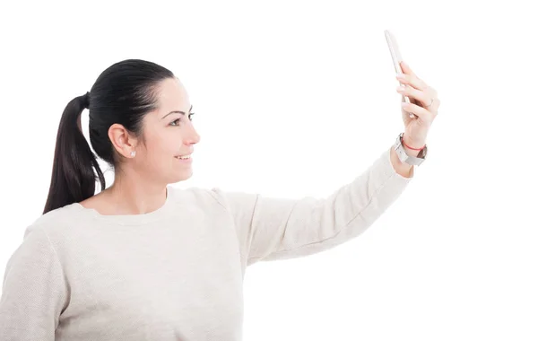 携帯電話とのセルフ ポートレートを撮影美しい女性 — ストック写真