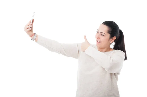 Hübsche Frau posiert freudig auf ihrem Smartphone — Stockfoto