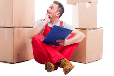 Taşıyıcı adam Pano tutarak yere oturmak 