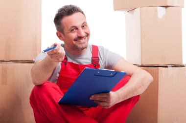 İmzalamak için taşıyıcı kalem sunan holding Pano oturan adam 