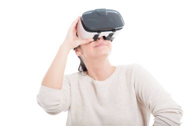 Gerçeklik benzetimini yapmak için bir aygıt giyen mutlu kadın