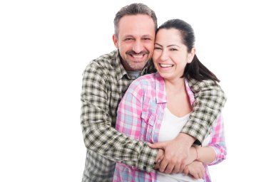 Genç çift kucaklayan ve gülümseyen