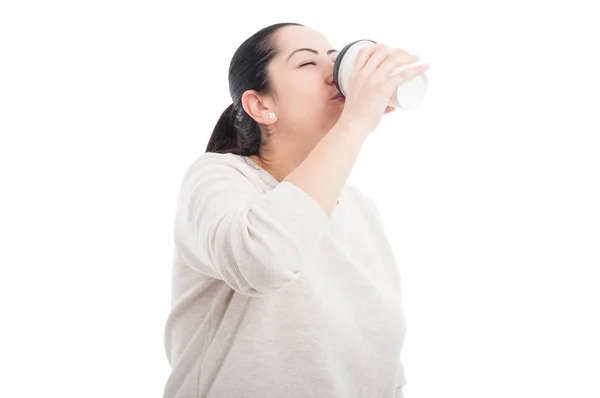 Приваблива біла жінка п'є свіжу каву — стокове фото
