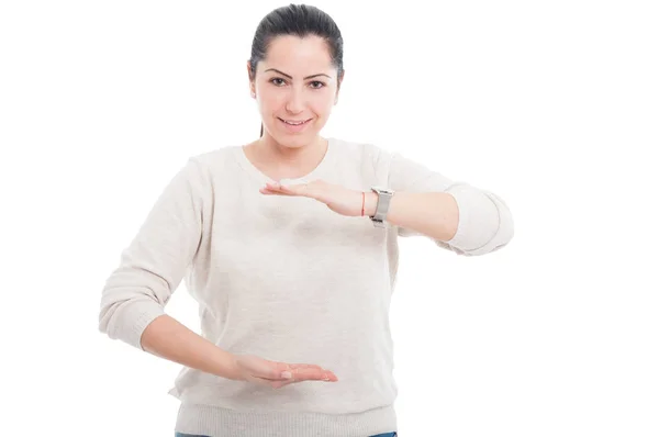 Joven dama sonriente mostrando algo grande — Foto de Stock