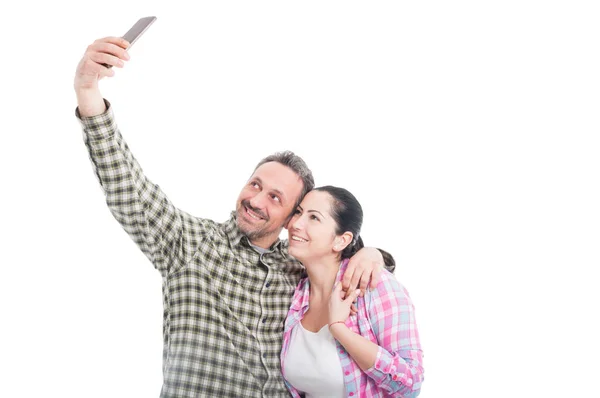 Szczęśliwy uśmiechający się pary biorąc selfie — Zdjęcie stockowe