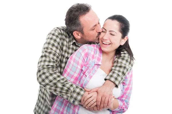 Schöner Mann umarmt und küsst seine Freundin — Stockfoto