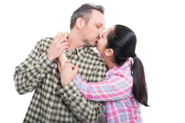 Pareja joven compartiendo un beso romántico — Foto de Stock