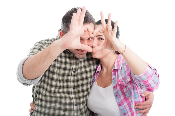 Verliebtes Paar zeigt Herz-Symbol — Stockfoto