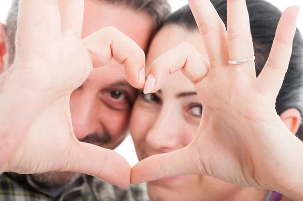 Romantisches verliebtes Paar gestikuliert ein Herz — Stockfoto