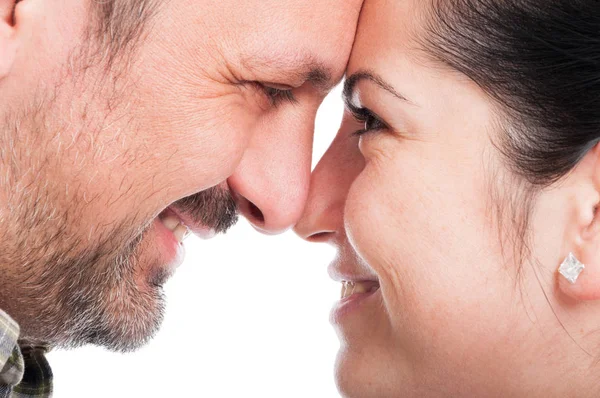 Romantisches junges Paar berührt ihre Stirn — Stockfoto