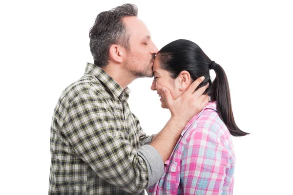 Vriendje zijn vriendin zoenen op voorhoofd — Stockfoto