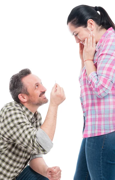 Schöner junger Mann macht einen Verlobungsantrag — Stockfoto