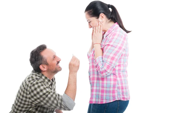 Hombre ofreciendo anillo de compromiso a su cita — Foto de Stock