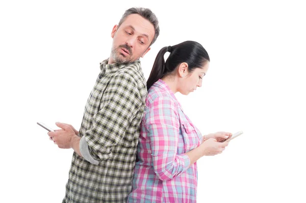 Tipo celoso espiando al teléfono de la novia — Foto de Stock