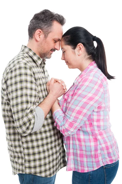 Hombre y mujer tomados de la mano en un momento íntimo — Foto de Stock