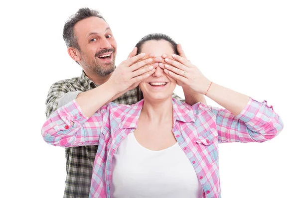 Ο άνθρωπος που καλύπτουν τα μάτια του γυναίκα κάνοντας μια έκπληξη — Φωτογραφία Αρχείου
