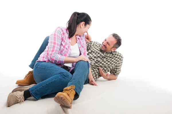 Gelukkig man en vrouw zitten ontspannen op verdieping — Stockfoto