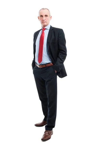 Ganzkörper Senior Business Mann posiert mit den Händen in den Taschen — Stockfoto