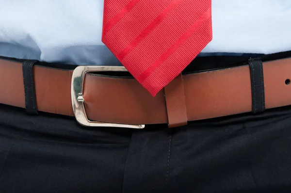 Primer plano del cinturón de hombre y la corbata roja —  Fotos de Stock