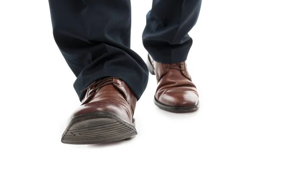 Närbild av business man eleganta skor promenader — Stockfoto