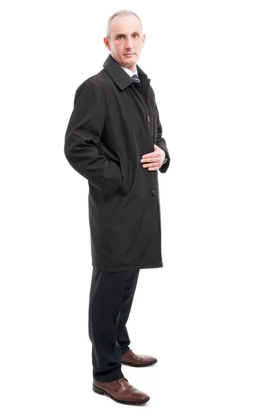 Vista lateral del hombre elegante de mediana edad posando con impermeable —  Fotos de Stock