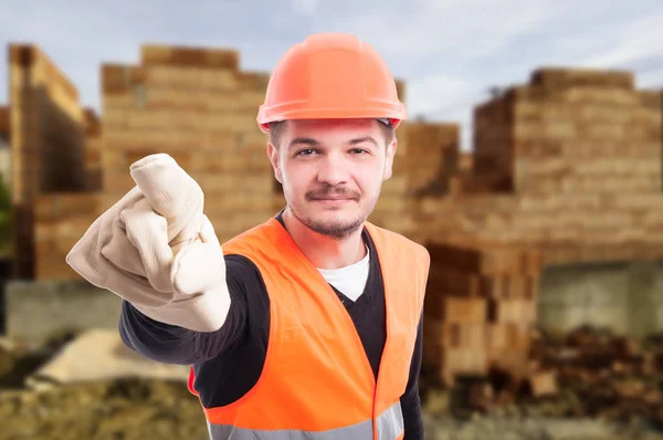 Sonriente joven constructor señalándote — Foto de Stock