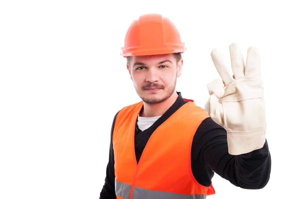 Junger lächelnder Bauunternehmer zeigt hervorragendes Zeichen — Stockfoto