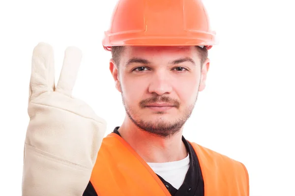 Trabajador de la construcción sonriente mostrando dos dedos — Foto de Stock