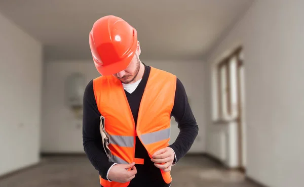 Junger männlicher Konstrukteur justiert seine Schutzweste — Stockfoto