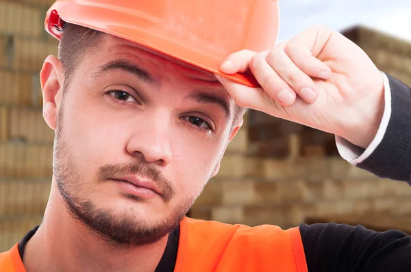 保護帽の若いエンジニアのクローズ アップの肖像画 — ストック写真