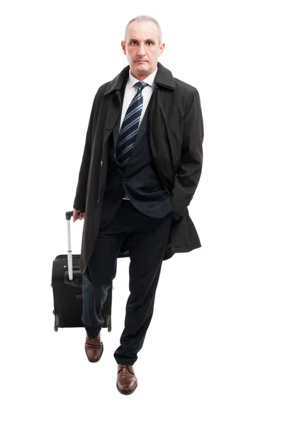 Moyen Age homme d'affaires marche avec bagage à main — Photo