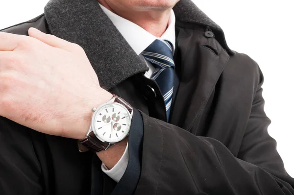 Κοντινό πλάνο του χέρι κομψό άνδρα που φοράει το ρολόι στον καρπό — Φωτογραφία Αρχείου