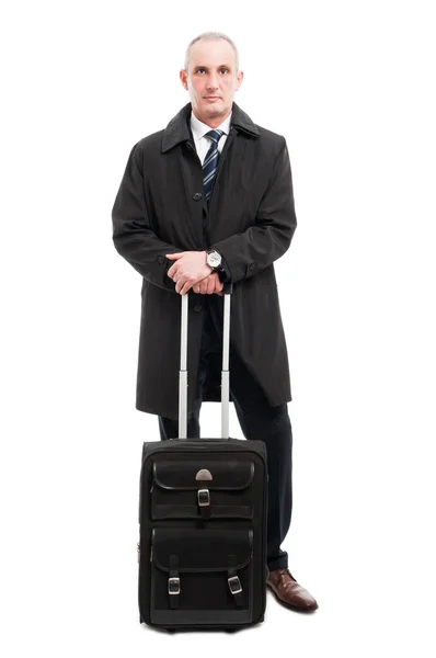 Деловой человек среднего возраста, стоящий с багажом — стоковое фото