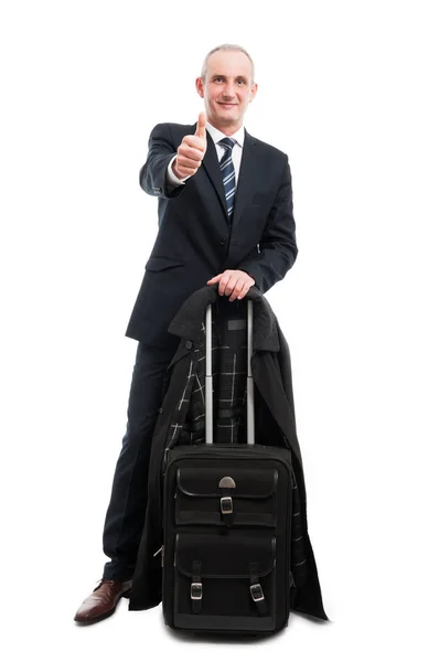 Homem de negócios de pé com bagagem de mão mostrando como gesto — Fotografia de Stock