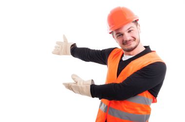 Genç bir işçi bir davet jest yapma portresi