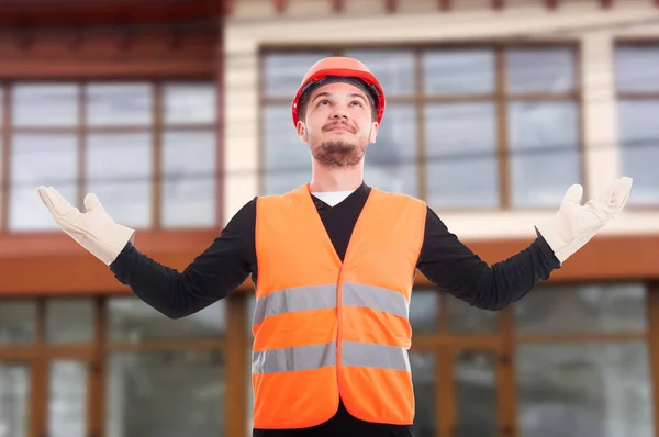 Trabajador de la construcción seguro de sí mismo levantando las manos — Foto de Stock