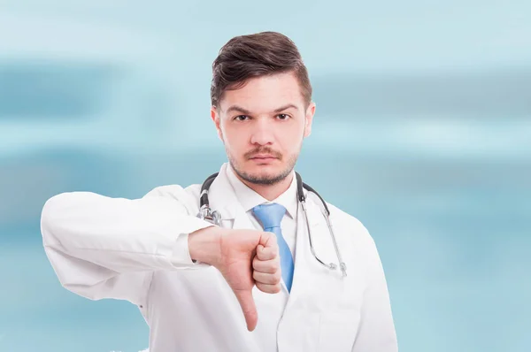 Médico masculino fazendo um gesto de antipatia — Fotografia de Stock