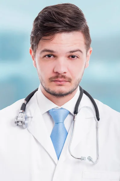 Porträtt av en säker och seriös manlig läkare — Stockfoto