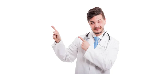 Портрет щасливого лікаря-чоловіка, який вказує на копійку — стокове фото